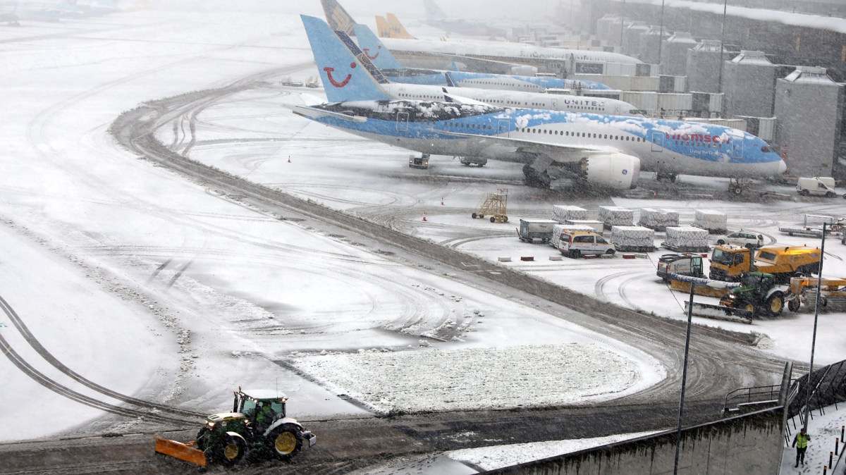 Airport runways cancelled manchester